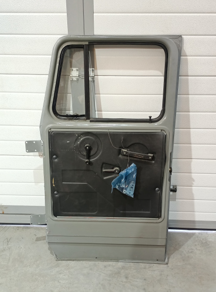 Дверь левая передняя в сборе