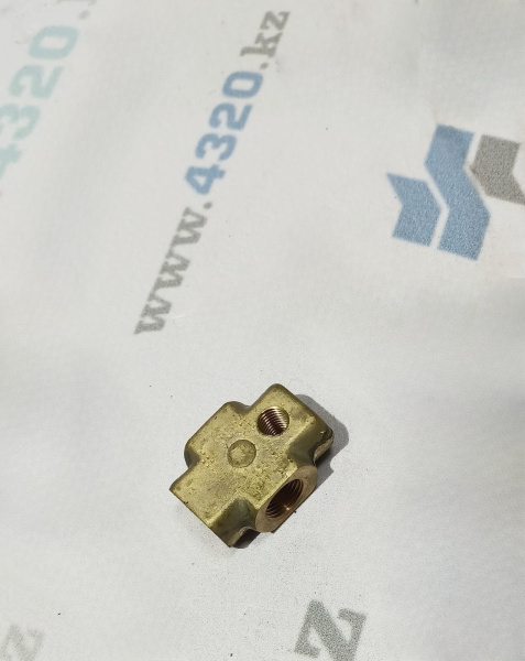 Тройник трубопроводов к задним тормозам